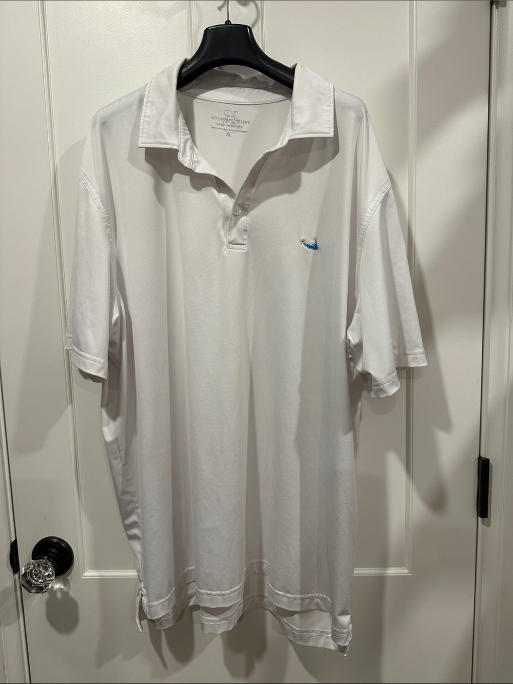 Vineyard Vines Men’s White Performance Polo with Blue Nantucket Logo